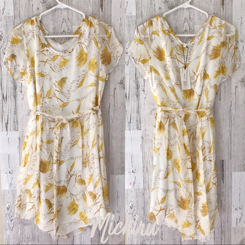 A loves a short sleeve silk dress